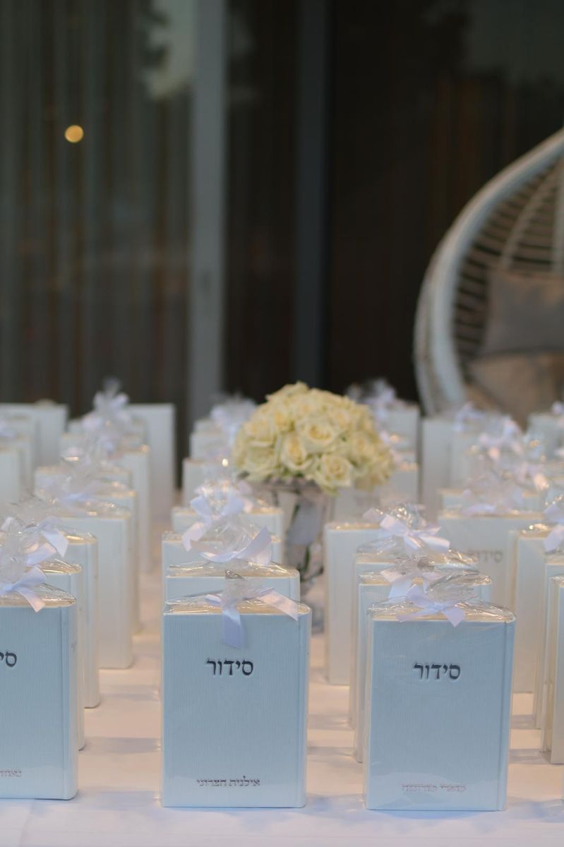 סידורים ממותגים מסודרים כמתנה לאורחות